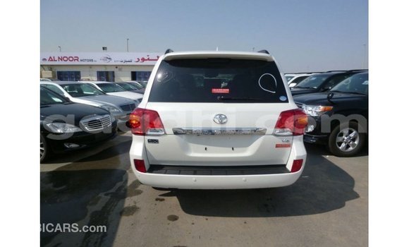 Acheter Import Voiture Toyota Land Cruiser Blanc à Import - Dubai, Somalie Acheter Import Voiture Toyota Land Cruiser Blanc à Import - Dubai, Somalie