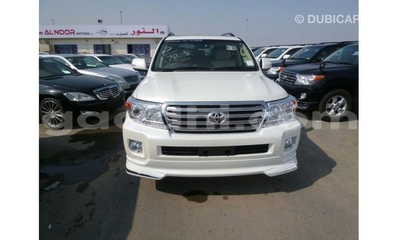 Acheter Import Voiture Toyota Land Cruiser Blanc à Import - Dubai, Somalie Acheter Import Voiture Toyota Land Cruiser Blanc à Import - Dubai, Somalie