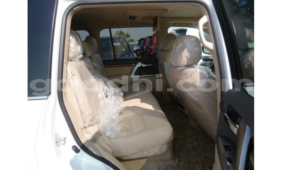 Acheter Import Voiture Toyota Land Cruiser Blanc à Import - Dubai, Somalie Acheter Import Voiture Toyota Land Cruiser Blanc à Import - Dubai, Somalie