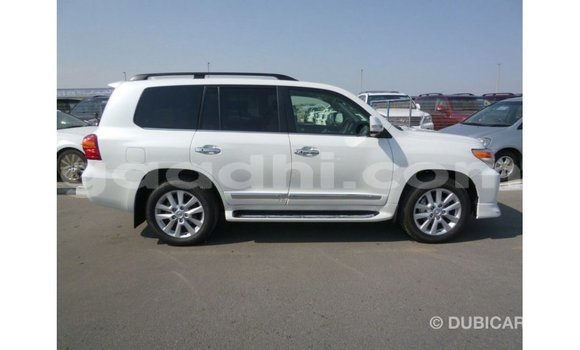 Acheter Import Voiture Toyota Land Cruiser Blanc à Import - Dubai, Somalie Acheter Import Voiture Toyota Land Cruiser Blanc à Import - Dubai, Somalie