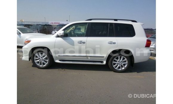 Acheter Import Voiture Toyota Land Cruiser Blanc à Import - Dubai, Somalie Acheter Import Voiture Toyota Land Cruiser Blanc à Import - Dubai, Somalie