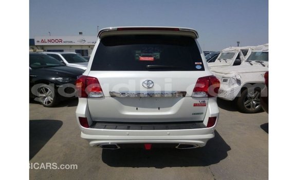 Acheter Import Voiture Toyota Land Cruiser Blanc à Import - Dubai, Somalie Acheter Import Voiture Toyota Land Cruiser Blanc à Import - Dubai, Somalie