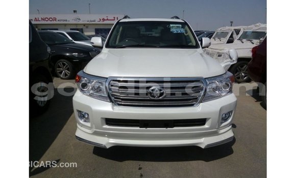 Acheter Import Voiture Toyota Land Cruiser Blanc à Import - Dubai, Somalie Acheter Import Voiture Toyota Land Cruiser Blanc à Import - Dubai, Somalie