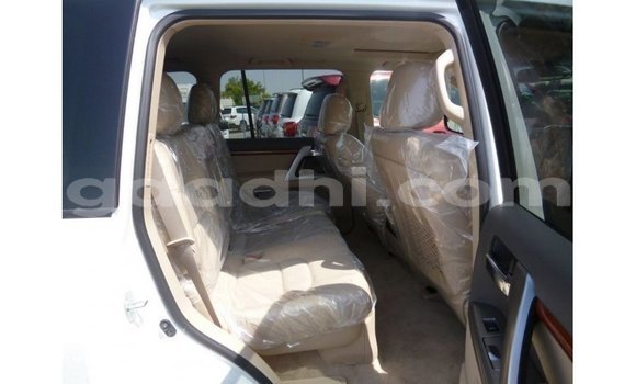 Acheter Import Voiture Toyota Land Cruiser Blanc à Import - Dubai, Somalie Acheter Import Voiture Toyota Land Cruiser Blanc à Import - Dubai, Somalie