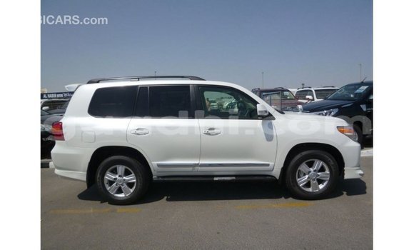 Acheter Import Voiture Toyota Land Cruiser Blanc à Import - Dubai, Somalie Acheter Import Voiture Toyota Land Cruiser Blanc à Import - Dubai, Somalie