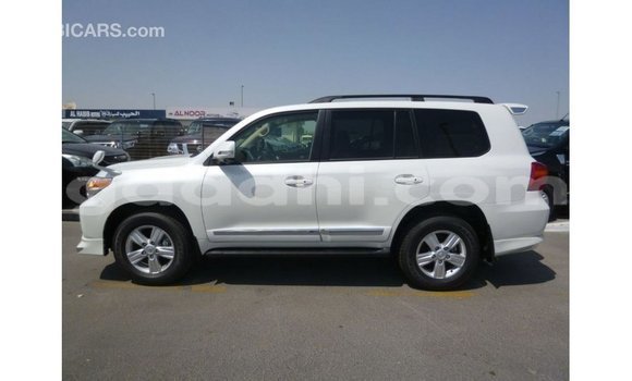 Acheter Import Voiture Toyota Land Cruiser Blanc à Import - Dubai, Somalie Acheter Import Voiture Toyota Land Cruiser Blanc à Import - Dubai, Somalie