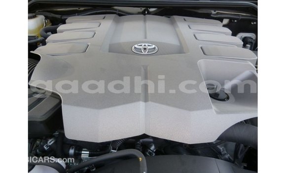 Acheter Import Voiture Toyota Land Cruiser Blanc à Import - Dubai, Somalie Acheter Import Voiture Toyota Land Cruiser Blanc à Import - Dubai, Somalie