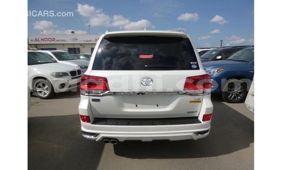 ይግዙ Imported Toyota Land Cruiser ነጭ መኪና በ Import - Dubai በ ሶማሊያ ይግዙ Imported Toyota Land Cruiser ነጭ መኪና በ Import - Dubai በ ሶማሊያ
