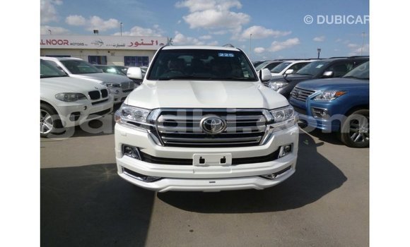 ይግዙ Imported Toyota Land Cruiser ነጭ መኪና በ Import - Dubai በ ሶማሊያ ይግዙ Imported Toyota Land Cruiser ነጭ መኪና በ Import - Dubai በ ሶማሊያ
