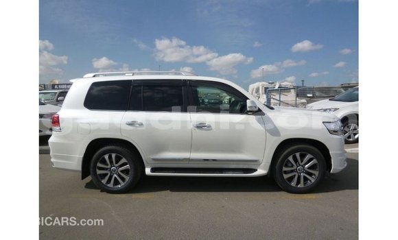 ይግዙ Imported Toyota Land Cruiser ነጭ መኪና በ Import - Dubai በ ሶማሊያ ይግዙ Imported Toyota Land Cruiser ነጭ መኪና በ Import - Dubai በ ሶማሊያ