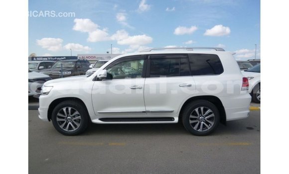 ይግዙ Imported Toyota Land Cruiser ነጭ መኪና በ Import - Dubai በ ሶማሊያ ይግዙ Imported Toyota Land Cruiser ነጭ መኪና በ Import - Dubai በ ሶማሊያ