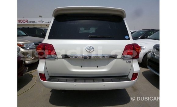 Acheter Import Voiture Toyota Land Cruiser Blanc à Import - Dubai, Somalie Acheter Import Voiture Toyota Land Cruiser Blanc à Import - Dubai, Somalie