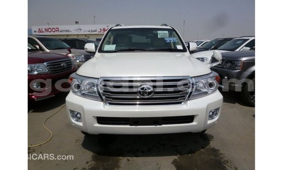 Acheter Import Voiture Toyota Land Cruiser Blanc à Import - Dubai, Somalie Acheter Import Voiture Toyota Land Cruiser Blanc à Import - Dubai, Somalie