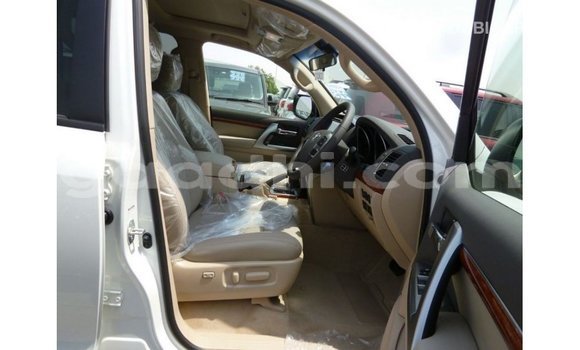 Acheter Import Voiture Toyota Land Cruiser Blanc à Import - Dubai, Somalie Acheter Import Voiture Toyota Land Cruiser Blanc à Import - Dubai, Somalie