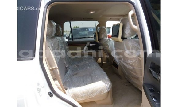 Acheter Import Voiture Toyota Land Cruiser Blanc à Import - Dubai, Somalie Acheter Import Voiture Toyota Land Cruiser Blanc à Import - Dubai, Somalie