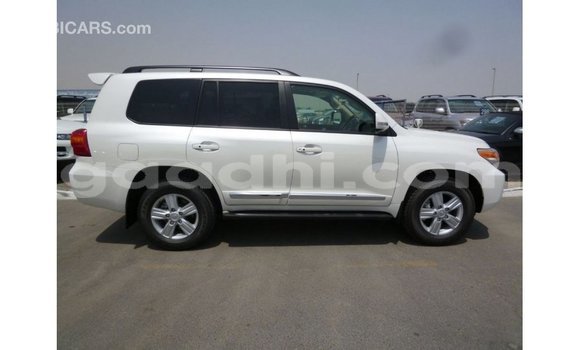 Acheter Import Voiture Toyota Land Cruiser Blanc à Import - Dubai, Somalie Acheter Import Voiture Toyota Land Cruiser Blanc à Import - Dubai, Somalie