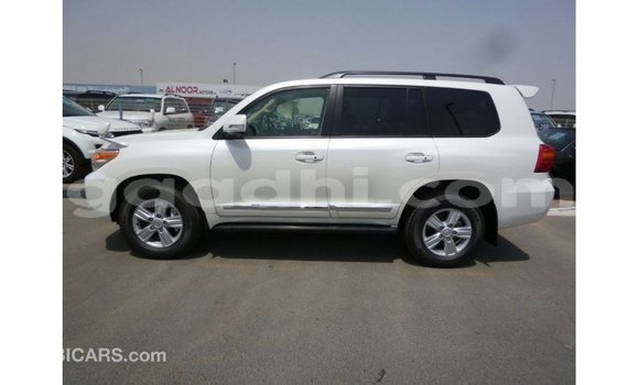 Acheter Import Voiture Toyota Land Cruiser Blanc à Import - Dubai, Somalie Acheter Import Voiture Toyota Land Cruiser Blanc à Import - Dubai, Somalie