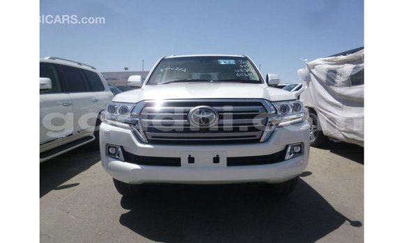 Acheter Import Voiture Toyota Land Cruiser Blanc à Import - Dubai, Somalie Acheter Import Voiture Toyota Land Cruiser Blanc à Import - Dubai, Somalie
