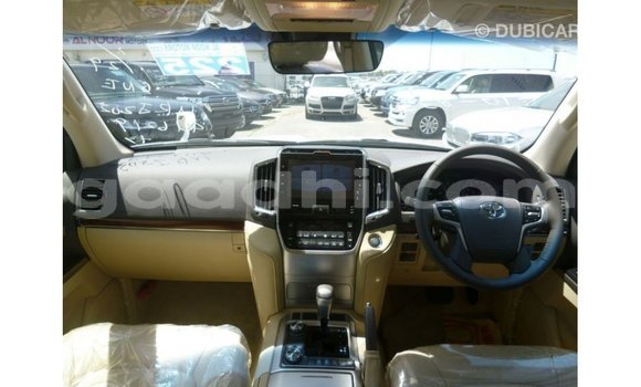 Acheter Import Voiture Toyota Land Cruiser Blanc à Import - Dubai, Somalie Acheter Import Voiture Toyota Land Cruiser Blanc à Import - Dubai, Somalie