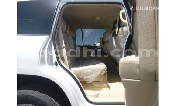 Acheter Import Voiture Toyota Land Cruiser Blanc à Import - Dubai, Somalie Acheter Import Voiture Toyota Land Cruiser Blanc à Import - Dubai, Somalie