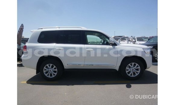 Acheter Import Voiture Toyota Land Cruiser Blanc à Import - Dubai, Somalie Acheter Import Voiture Toyota Land Cruiser Blanc à Import - Dubai, Somalie