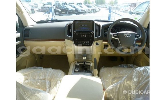 Acheter Import Voiture Toyota Land Cruiser Blanc à Import - Dubai, Somalie Acheter Import Voiture Toyota Land Cruiser Blanc à Import - Dubai, Somalie