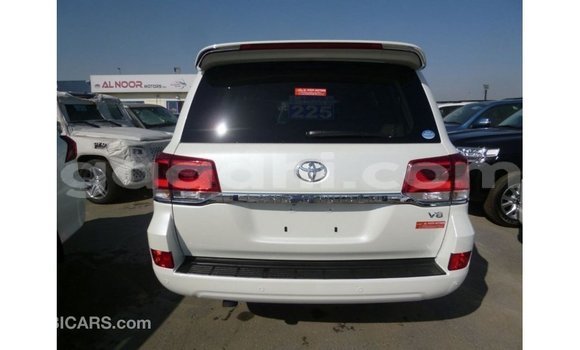 Acheter Import Voiture Toyota Land Cruiser Blanc à Import - Dubai, Somalie Acheter Import Voiture Toyota Land Cruiser Blanc à Import - Dubai, Somalie