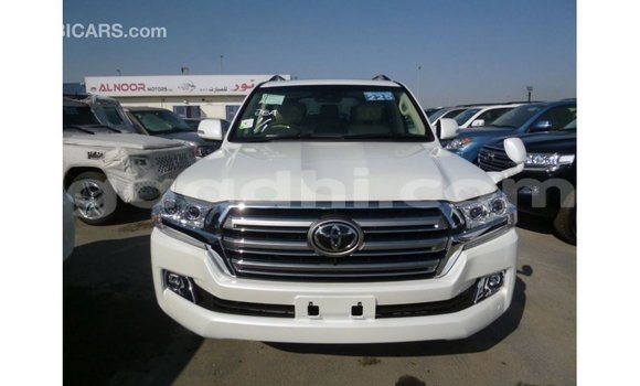Acheter Import Voiture Toyota Land Cruiser Blanc à Import - Dubai, Somalie Acheter Import Voiture Toyota Land Cruiser Blanc à Import - Dubai, Somalie