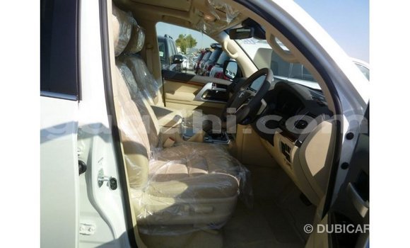 Acheter Import Voiture Toyota Land Cruiser Blanc à Import - Dubai, Somalie Acheter Import Voiture Toyota Land Cruiser Blanc à Import - Dubai, Somalie