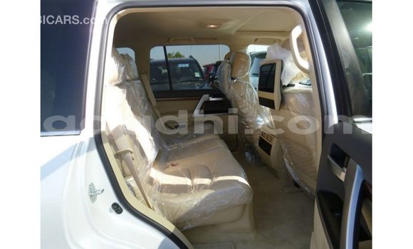 Acheter Import Voiture Toyota Land Cruiser Blanc à Import - Dubai, Somalie Acheter Import Voiture Toyota Land Cruiser Blanc à Import - Dubai, Somalie