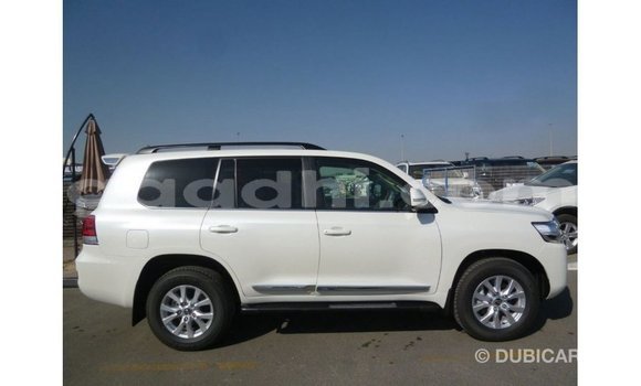 Acheter Import Voiture Toyota Land Cruiser Blanc à Import - Dubai, Somalie Acheter Import Voiture Toyota Land Cruiser Blanc à Import - Dubai, Somalie