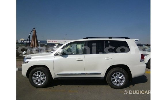 Acheter Import Voiture Toyota Land Cruiser Blanc à Import - Dubai, Somalie Acheter Import Voiture Toyota Land Cruiser Blanc à Import - Dubai, Somalie