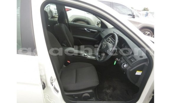 Acheter Import Voiture Mercedes-Benz 200 Blanc à Import - Dubai, Somalie Acheter Import Voiture Mercedes-Benz 200 Blanc à Import - Dubai, Somalie