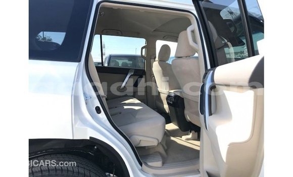 Acheter Import Voiture Toyota Prado Blanc à Import - Dubai, Somalie Acheter Import Voiture Toyota Prado Blanc à Import - Dubai, Somalie