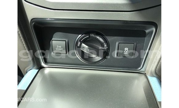 Acheter Import Voiture Toyota Prado Blanc à Import - Dubai, Somalie Acheter Import Voiture Toyota Prado Blanc à Import - Dubai, Somalie