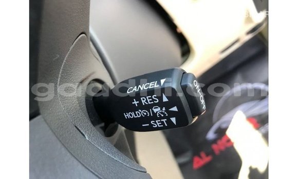 Acheter Import Voiture Toyota Prado Blanc à Import - Dubai, Somalie Acheter Import Voiture Toyota Prado Blanc à Import - Dubai, Somalie