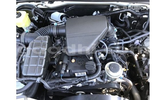 Acheter Import Voiture Toyota Prado Blanc à Import - Dubai, Somalie Acheter Import Voiture Toyota Prado Blanc à Import - Dubai, Somalie