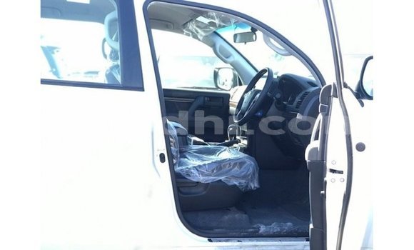 ይግዙ Imported Toyota Land Cruiser ነጭ መኪና በ Import - Dubai በ ሶማሊያ ይግዙ Imported Toyota Land Cruiser ነጭ መኪና በ Import - Dubai በ ሶማሊያ