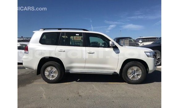 ይግዙ Imported Toyota Land Cruiser ነጭ መኪና በ Import - Dubai በ ሶማሊያ ይግዙ Imported Toyota Land Cruiser ነጭ መኪና በ Import - Dubai በ ሶማሊያ