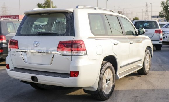 Nunua Imported Toyota Land Cruiser Nyeupe Gari ndani ya Import - Dubai nchini Somalia Nunua Imported Toyota Land Cruiser Nyeupe Gari ndani ya Import - Dubai nchini Somalia