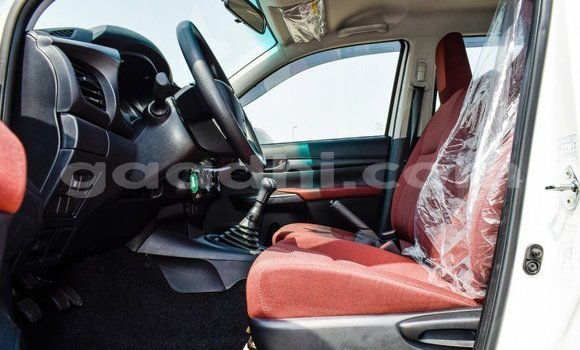 Nunua Imported Toyota Hilux Nyeupe Gari ndani ya Import - Dubai nchini Somalia Nunua Imported Toyota Hilux Nyeupe Gari ndani ya Import - Dubai nchini Somalia