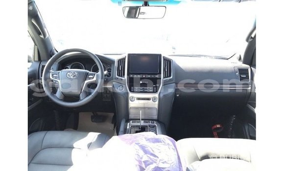 ይግዙ Imported Toyota Land Cruiser ነጭ መኪና በ Import - Dubai በ ሶማሊያ ይግዙ Imported Toyota Land Cruiser ነጭ መኪና በ Import - Dubai በ ሶማሊያ