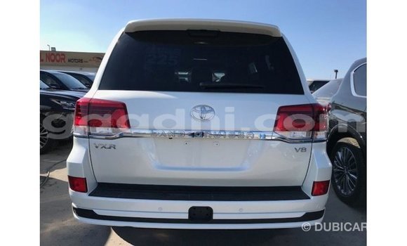 ይግዙ Imported Toyota Land Cruiser ነጭ መኪና በ Import - Dubai በ ሶማሊያ ይግዙ Imported Toyota Land Cruiser ነጭ መኪና በ Import - Dubai በ ሶማሊያ