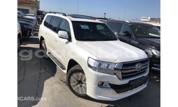 ይግዙ Imported Toyota Land Cruiser ነጭ መኪና በ Import - Dubai በ ሶማሊያ ይግዙ Imported Toyota Land Cruiser ነጭ መኪና በ Import - Dubai በ ሶማሊያ
