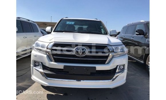 ይግዙ Imported Toyota Land Cruiser ነጭ መኪና በ Import - Dubai በ ሶማሊያ ይግዙ Imported Toyota Land Cruiser ነጭ መኪና በ Import - Dubai በ ሶማሊያ
