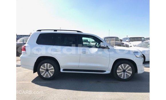 ይግዙ Imported Toyota Land Cruiser ነጭ መኪና በ Import - Dubai በ ሶማሊያ ይግዙ Imported Toyota Land Cruiser ነጭ መኪና በ Import - Dubai በ ሶማሊያ