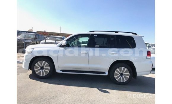 ይግዙ Imported Toyota Land Cruiser ነጭ መኪና በ Import - Dubai በ ሶማሊያ ይግዙ Imported Toyota Land Cruiser ነጭ መኪና በ Import - Dubai በ ሶማሊያ