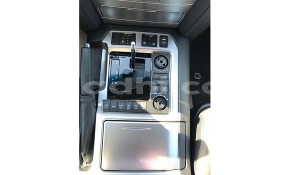 ይግዙ Imported Toyota Land Cruiser ነጭ መኪና በ Import - Dubai በ ሶማሊያ ይግዙ Imported Toyota Land Cruiser ነጭ መኪና በ Import - Dubai በ ሶማሊያ