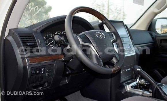 اشتري Imported Toyota Land Cruiser أبيض سيارة في Import - Dubai في الصومال اشتري Imported Toyota Land Cruiser أبيض سيارة في Import - Dubai في الصومال