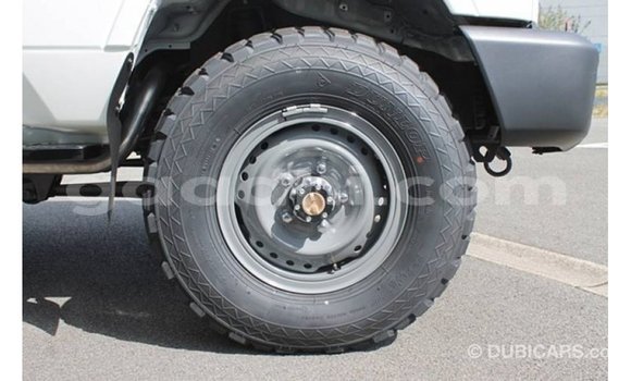 اشتري Imported Toyota Land Cruiser أبيض سيارة في Import - Dubai في الصومال اشتري Imported Toyota Land Cruiser أبيض سيارة في Import - Dubai في الصومال